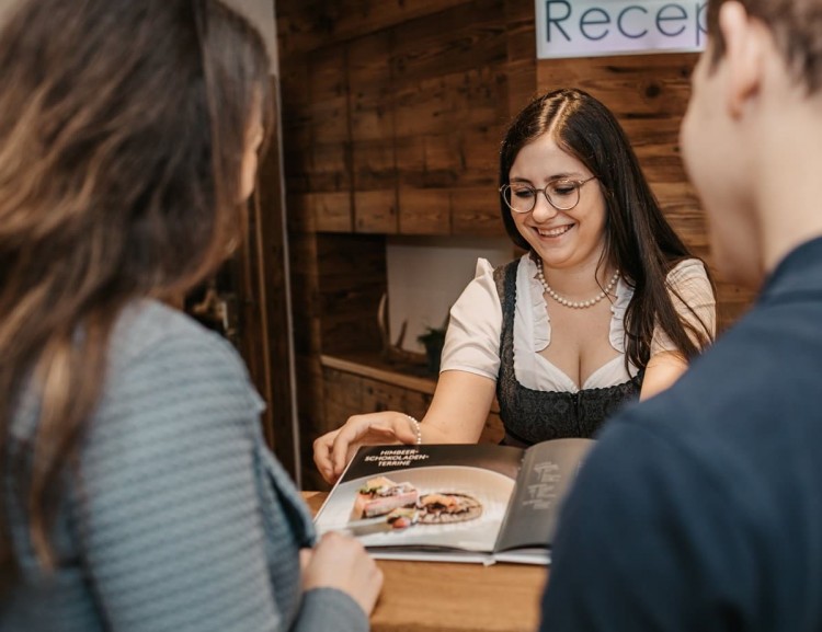 Alexandra Reiter an der Rezeption