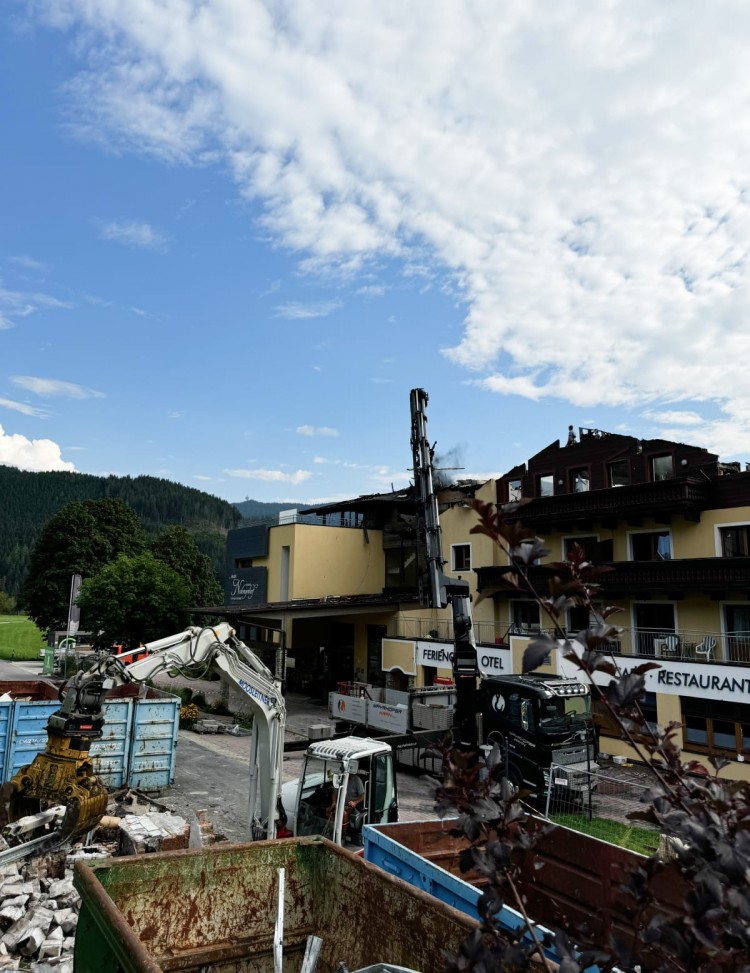 Abrisstag am Neubergerhof