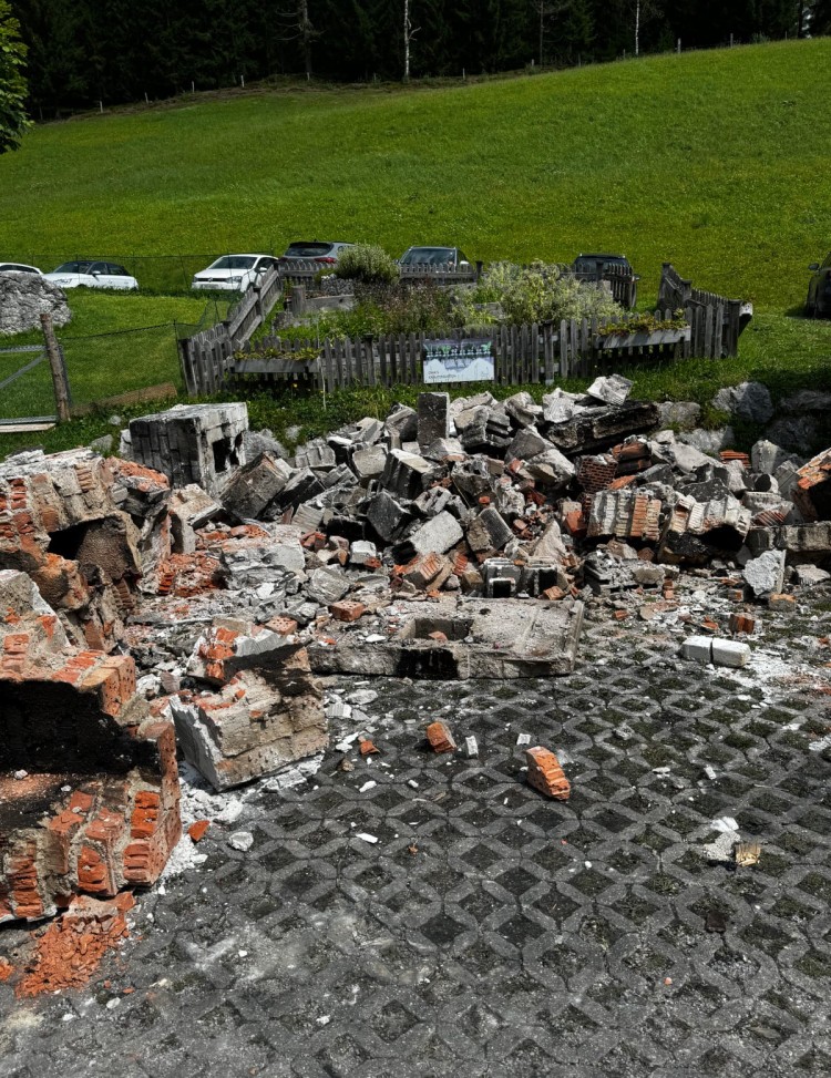 Ganz viel Bauschutt vorm Neubergerhof