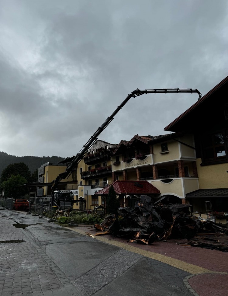 Abrisskran am Neubergerhof