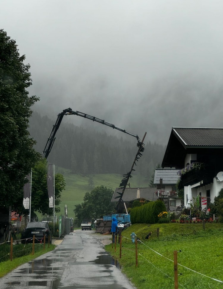 Abrisskran am Neubergerhof