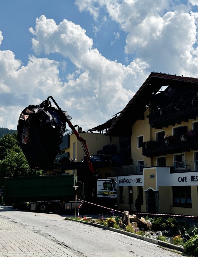 Das Kupferdach wird abgerissen