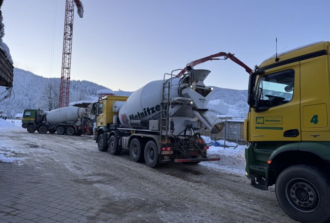 Betonlieferung im Schnee