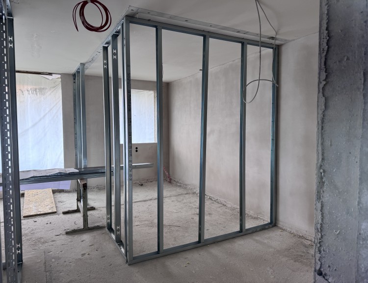 Die ersten Elemente für die Zwischenwände wurden aufgestellt