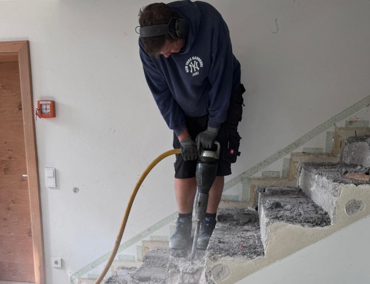 Lars stemmt die Treppe ins Stamhaus