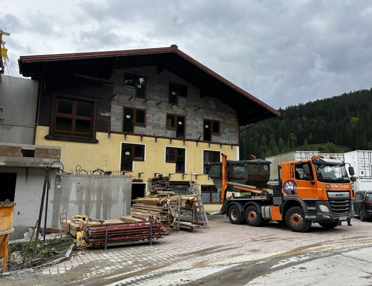 Müll-LKW vorm Neubergerhof