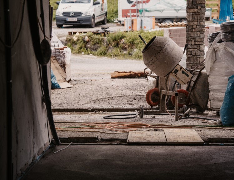  Betonmischmaschine vor dem Hotel