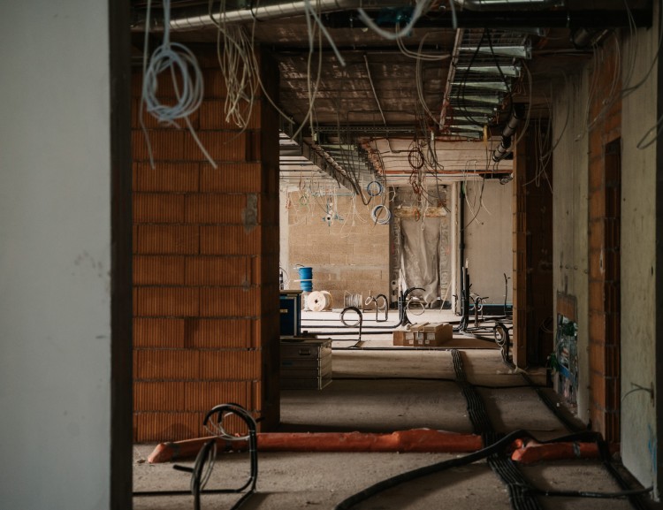 Die Kabel im neuen Mitteltrakt werden eingezogen.