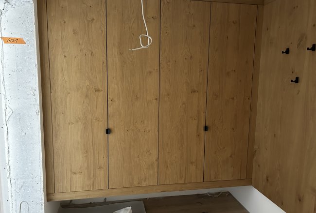 Die ersten Möbel werden montiert