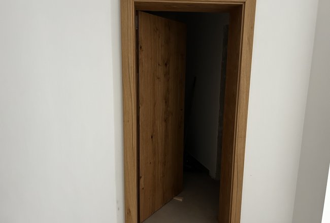 Die ersten Türen werden eingesetzt