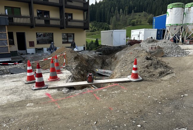 Grabungsarbeiten vorm Hotel