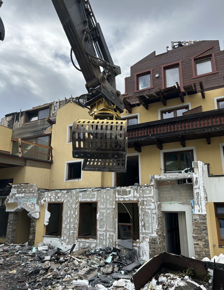 Bagger reißt den Balkon ab