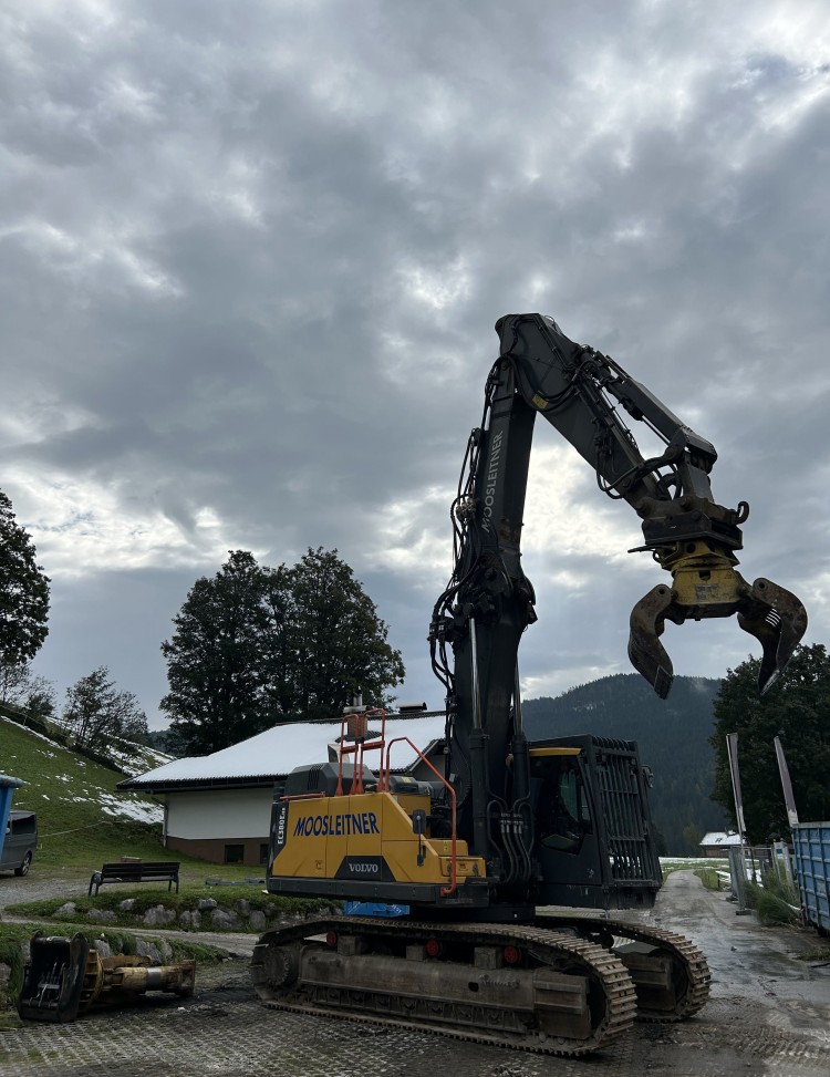 Abrissbagger vor dem Neubergerhof