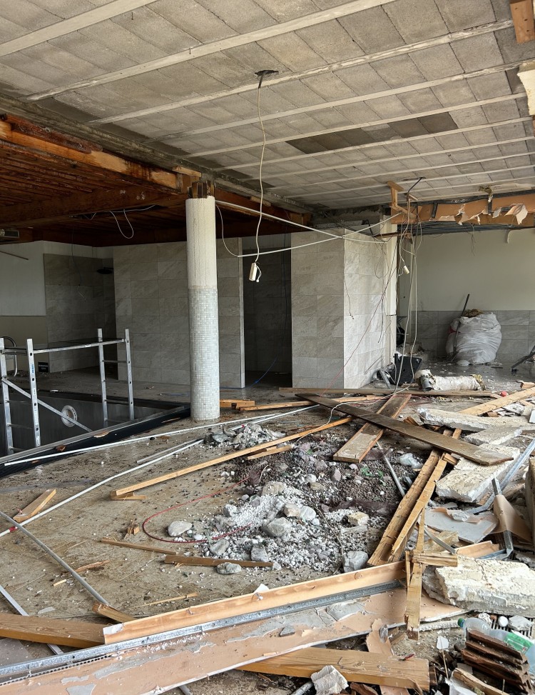 Bauschutt im Hallenbad