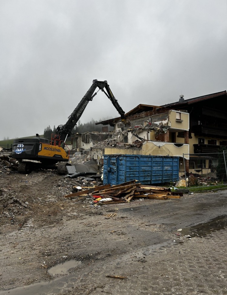 Abrissbagger am Neubergerhof