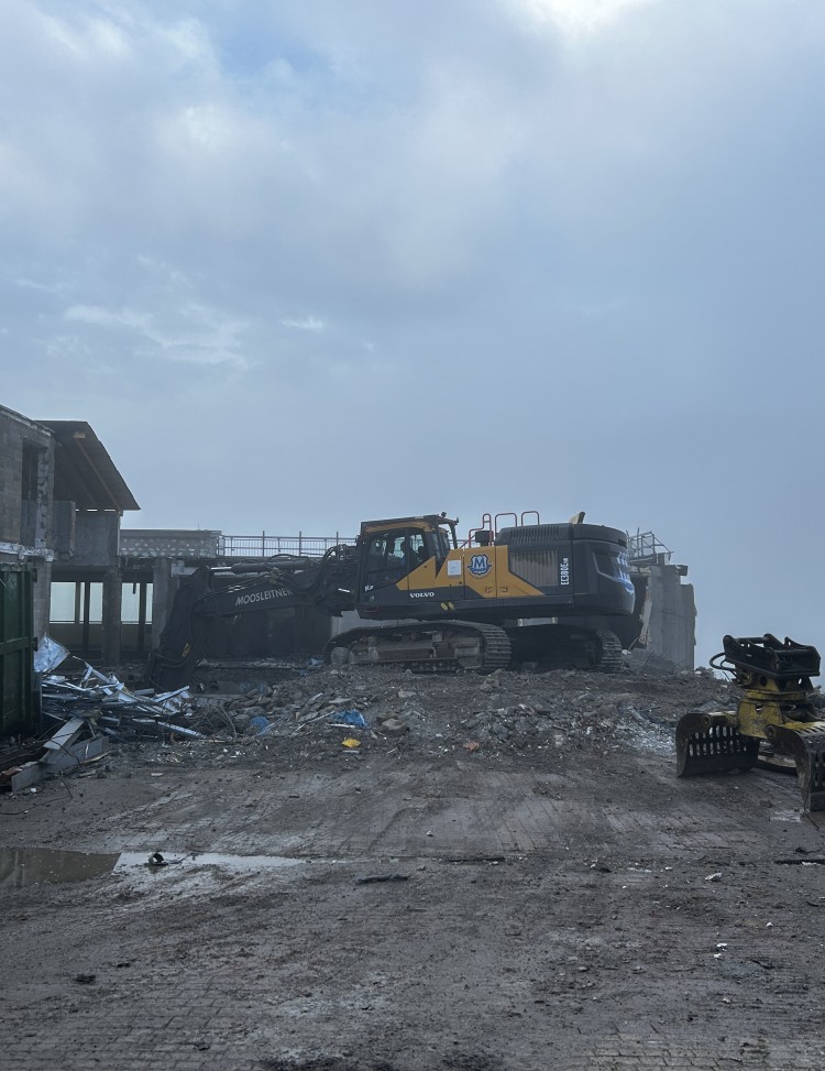 Abrissbagger am Neubergerhof