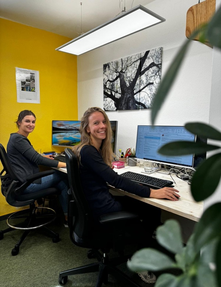 Anna und Sophia im "Notbüro"