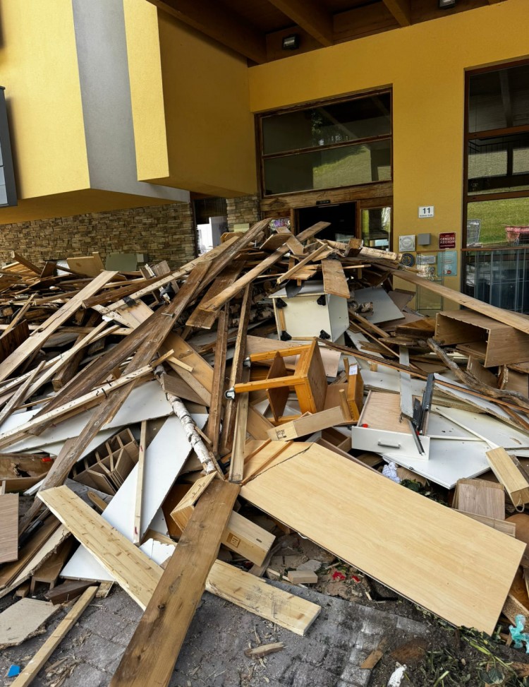 Schutt und Sperrmüll vor der Hoteltüre