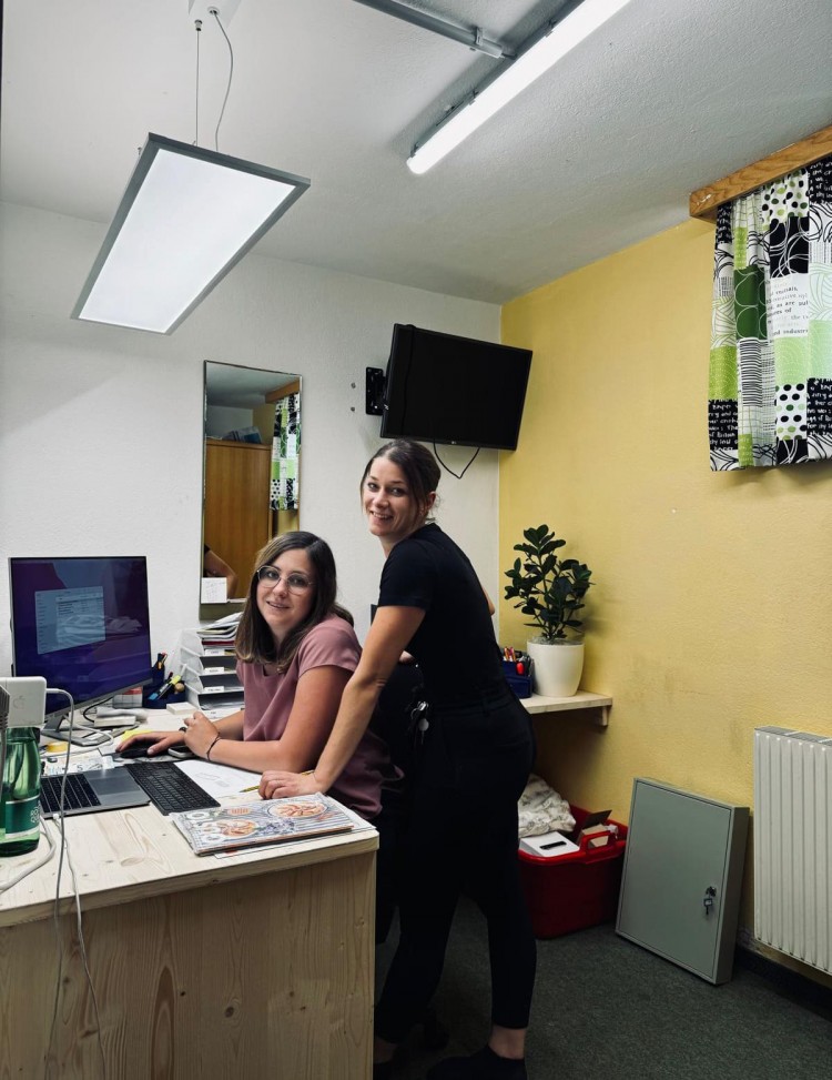 Alexandra und Manuela in der "Notrezeption"