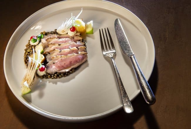 Eingeweckte Ente auf Belugalinsen-Salat und gebranntem Lauch