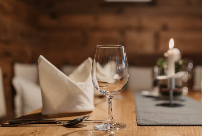 Du deckst Tische und kümmerst dich um die Sauberkeit