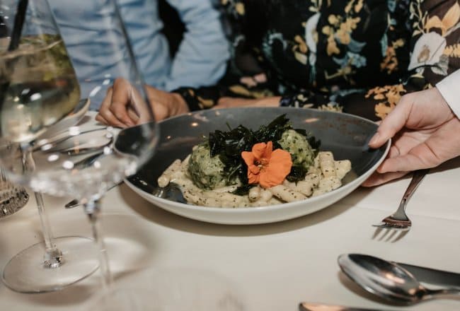 Spinatknödel auf Schwarzwurzelragout