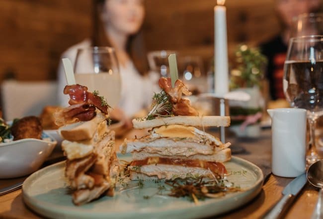 Neubergerhof Sandwich | Huhn | Eisbergsalat | Cocktailsauce | Spiegelei | Speck