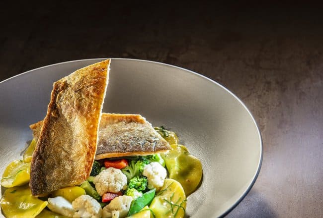 Gebratener Saibling auf Sommergemüse, Kartoffelkren-Nudeltascherl und Zitronenschaum