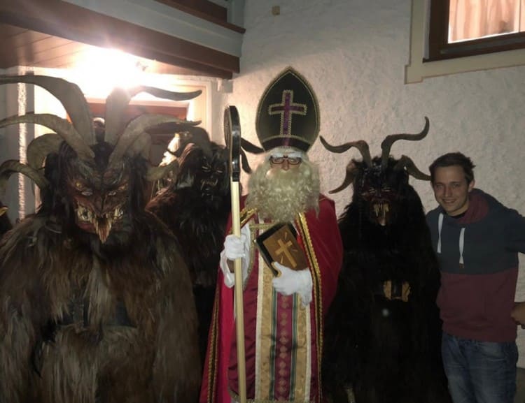 Sophia bekommt ein Geschenk vom Nikolaus