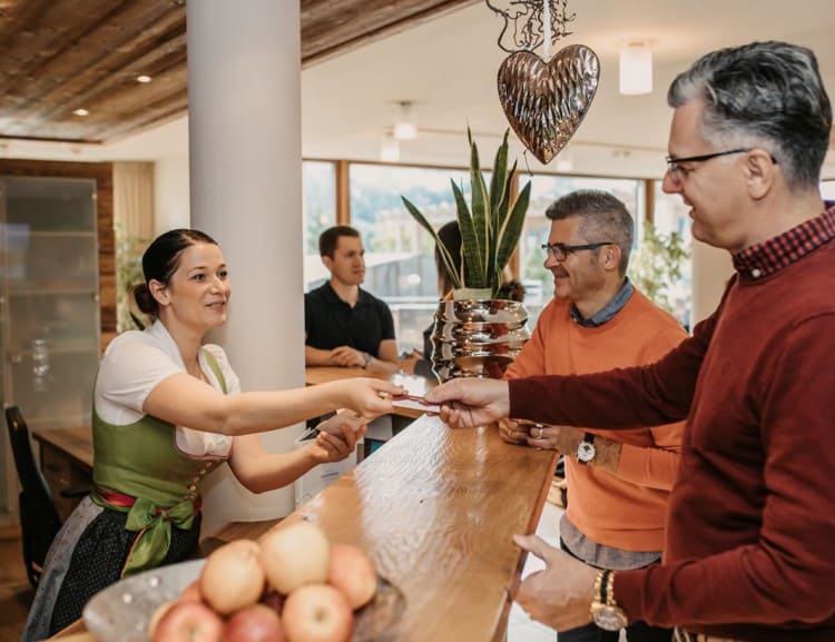  A warm welcome at the reception in the 4-star hotel in Filzmoos © Selina Flasch Photography