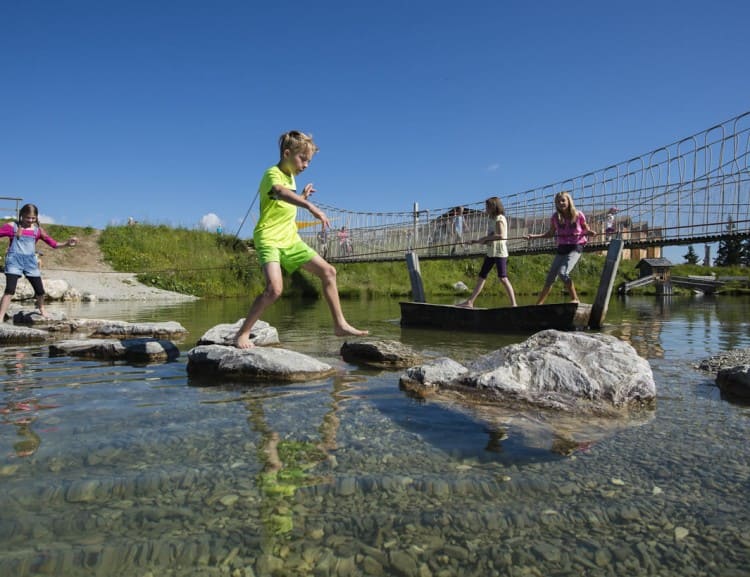  A raft trip on the mountain lake on WAGRAINi's Grafenberg © Wagrain-Kleinarl Tourismus