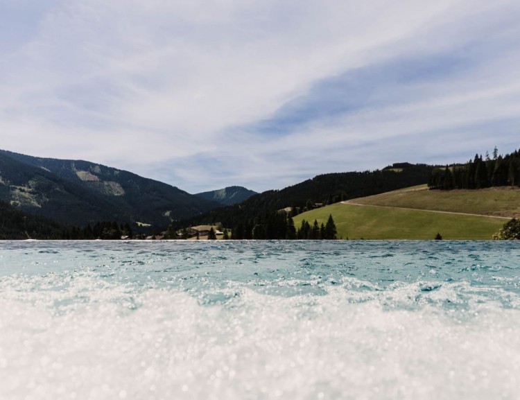 Genieße die Sonne im Outdoor-Pool