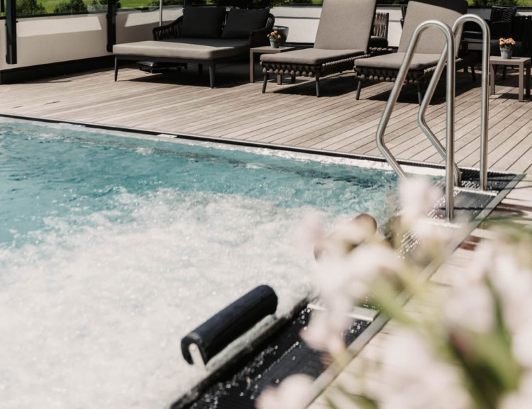 Hotel with outdoor pool in Filzmoos © Selina Flasch Photography
