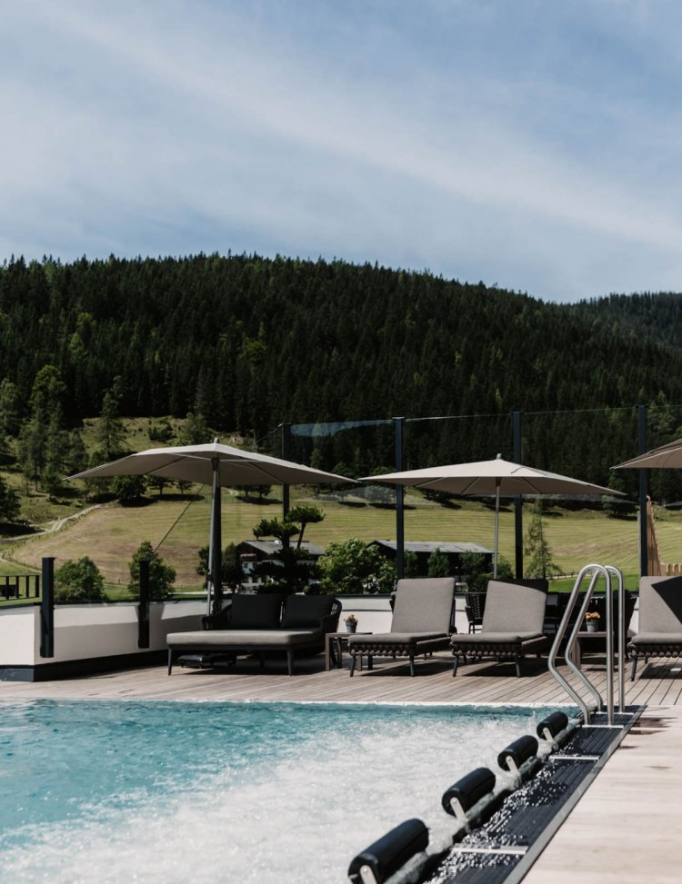 Sunbathing areas at the pool in the Hotel Neubergerhof © Selina Flasch