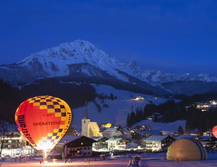  During a balloon ride you get very close to the Bischofsmütze. © Tourismusinformation Filzmoos