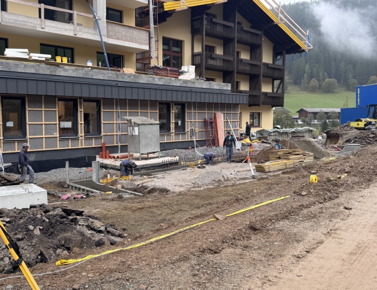 Arbeiten am neuen Außenbereich des Hotels