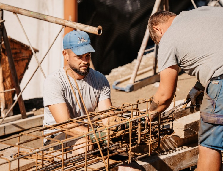 Bewehrungseisen wird auf der Baustelle verlegt