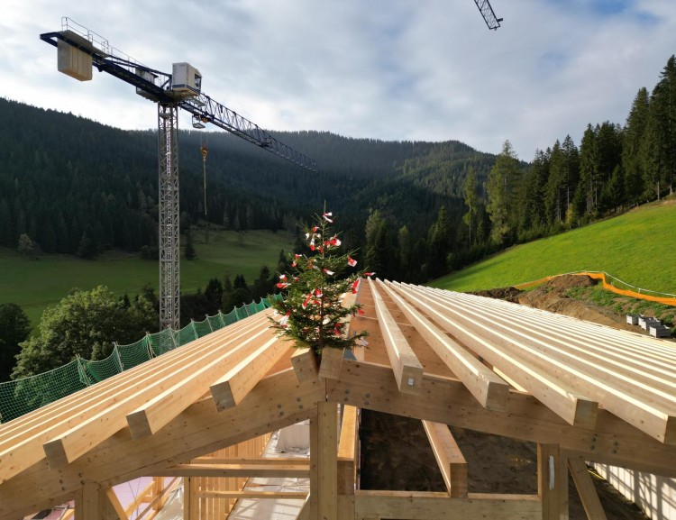 Richtbaum beim Bau des Bauernhofs aufgestellt