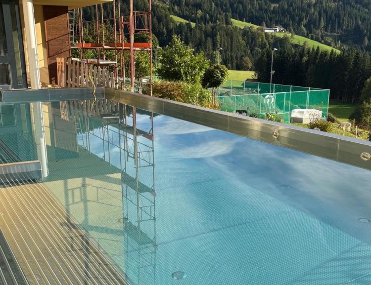 Infinity-Pool des Hotels wieder mit Wasser gefüllt
