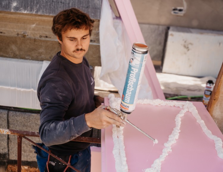 Handwerker bei der Isolierung im Hotel