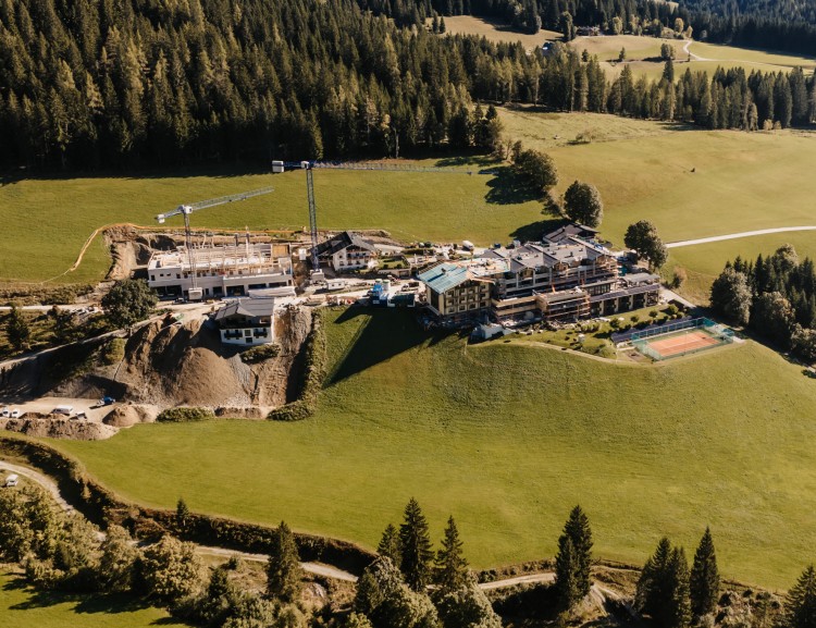 Luftaufnahme des Hotel Neubergerhof