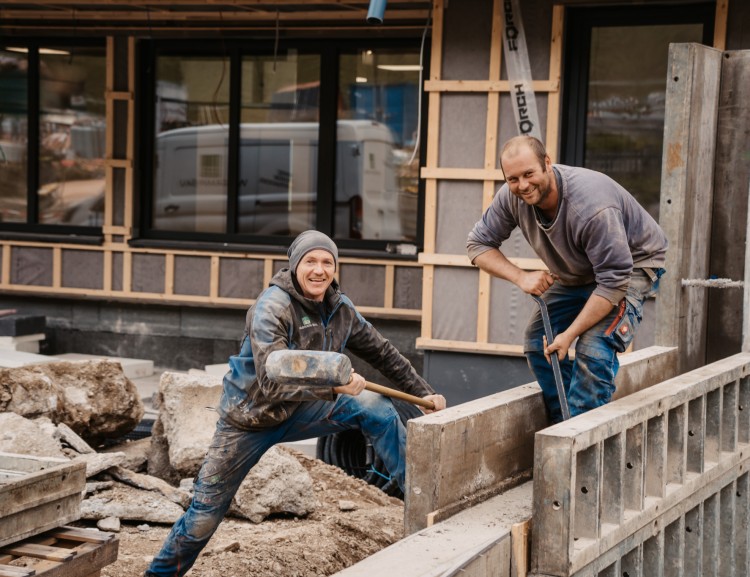 Die Maurer betonieren fleißig die Bankerl für unsere Gäste