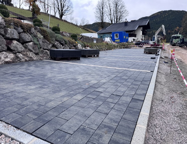 Die neuen Parkflächen sind bereits gepflastert