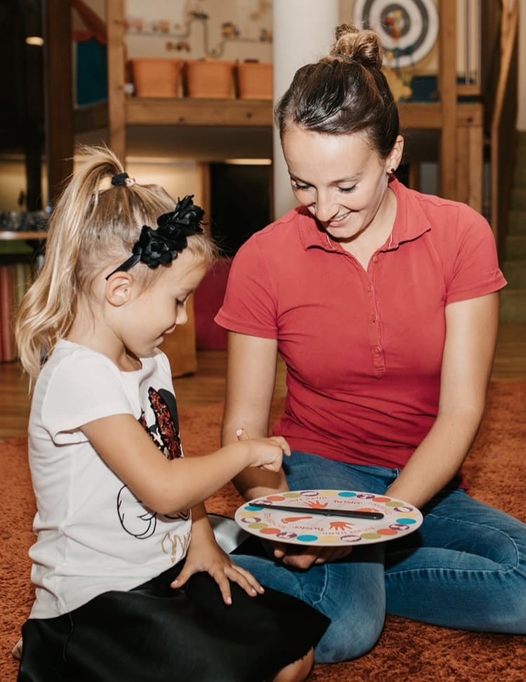 Geli, die älteste Tochter des Hauses, führt den Kinderklub.