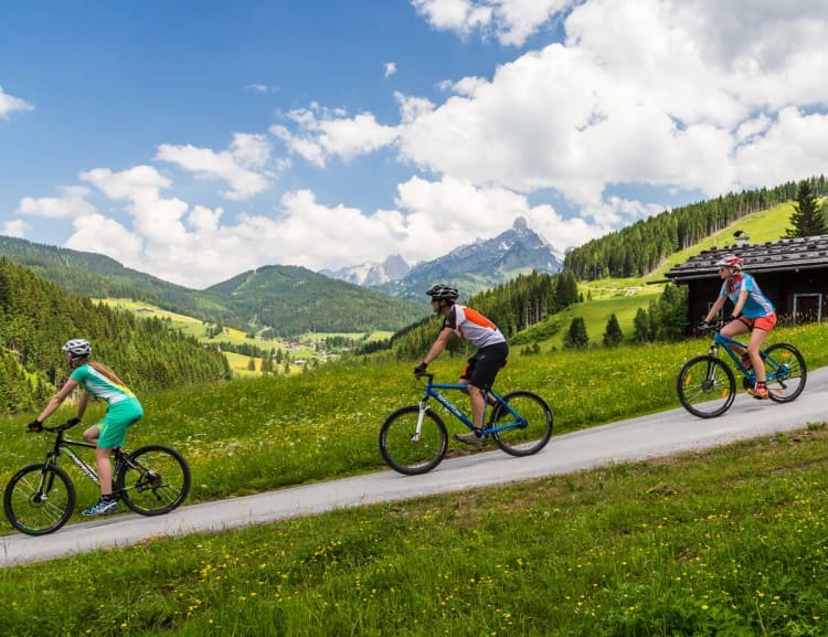 Biken in Filzmoos, die Bischofsmütze im Hintergrund  © Tourismusinformation Filzmoos