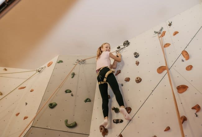 Klettern an der Indoor Kletterwand