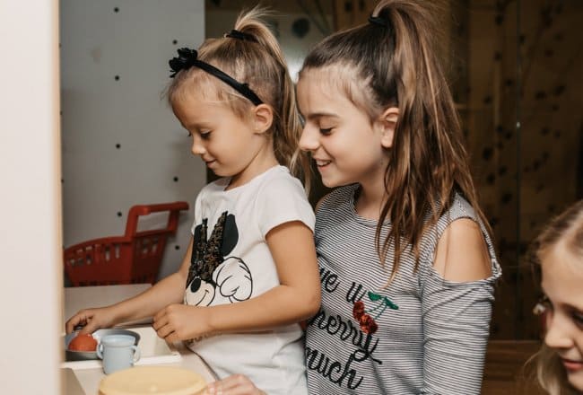 Spielen in der Puppenküche