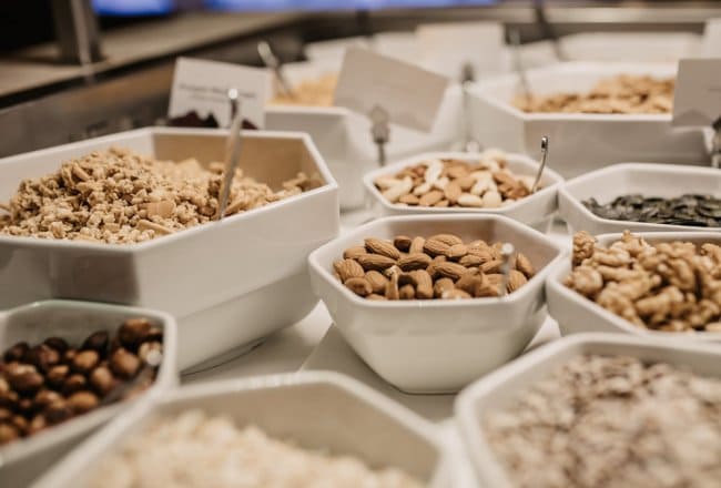 Müsli und Nüsse am Frühstücksbuffet