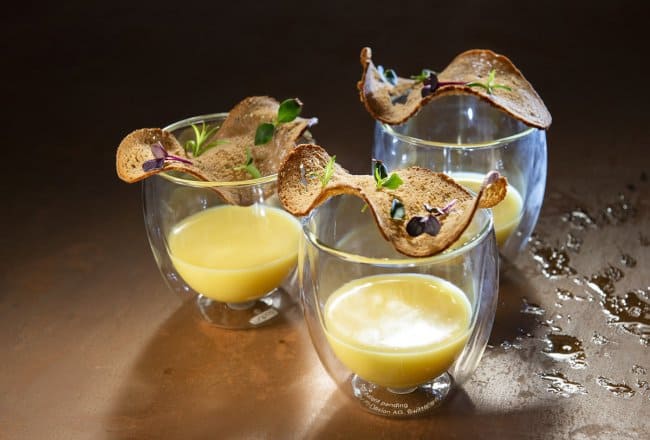 Gelbe Paprikacremesuppe mit Honig