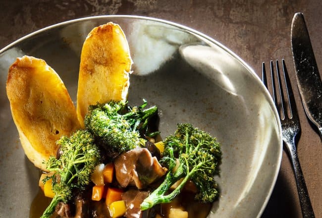 Rehragout vom Neuberger Reh mit Servietten-Knödel und wildem Brokkoli